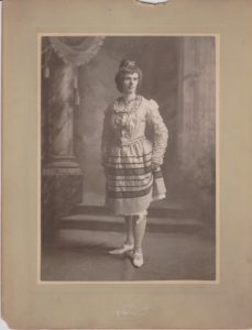 1901 photo man in women's clothes